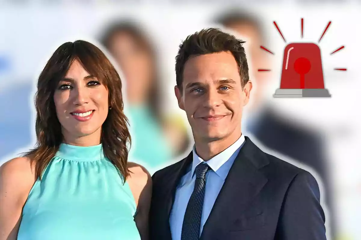 Patricia Pardo amb vestit blau clar i Christian Gálvez amb vestit fosc somriuen davant d'una imatge de fons desenfocada amb una sirena vermella dibuixada.