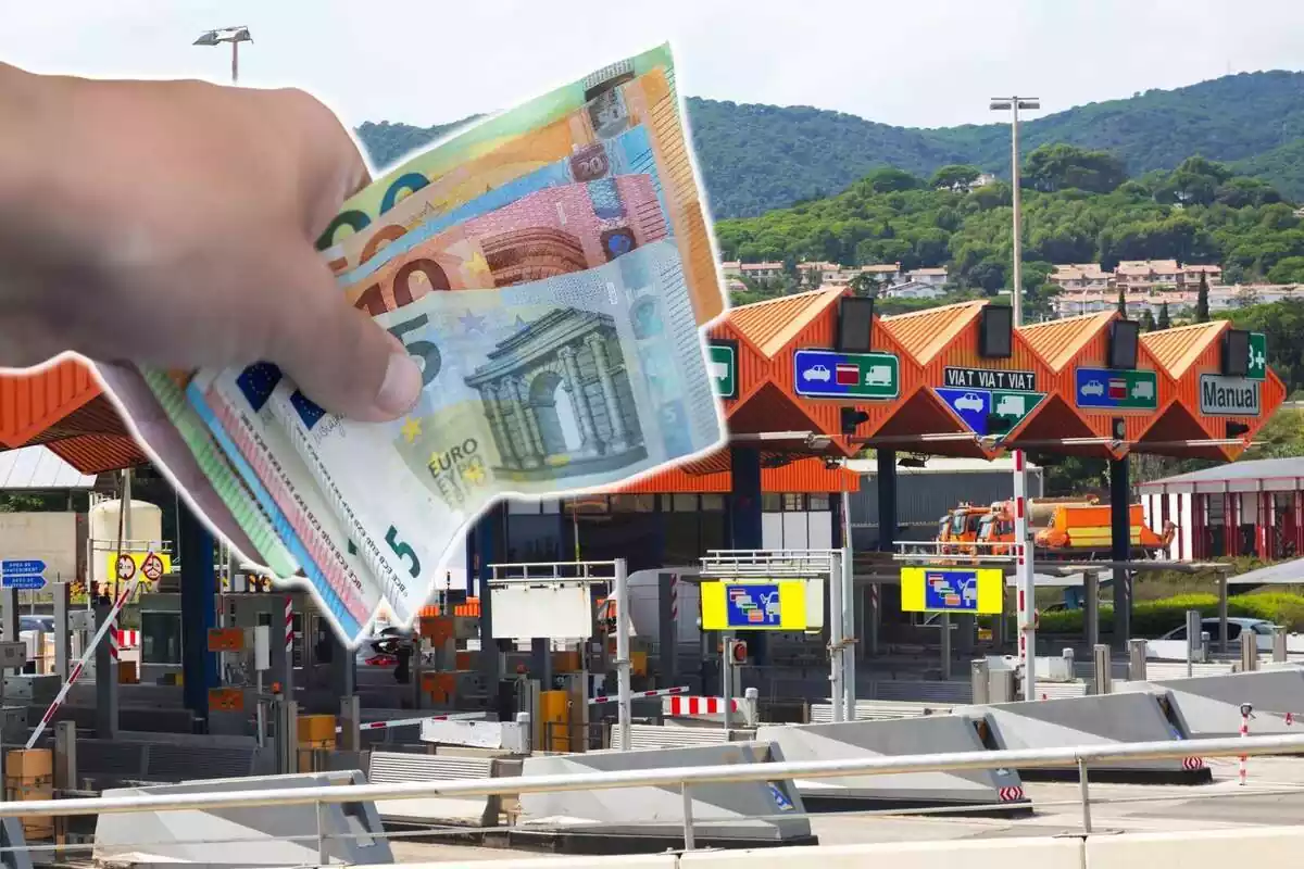 Muntatge amb uns peatges a l'autopista i una mà subjectant diversos bitllets d'euro