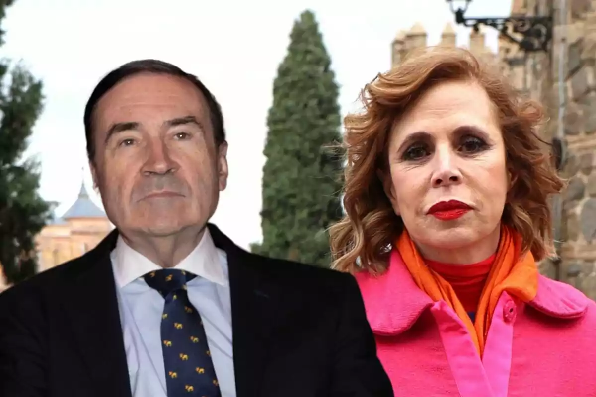 Pedro J. Ramírez i Agatha Ruiz de la Prada posant a l'aire lliure, Pedro amb vestit i corbata i Agatha amb abric rosa i bufanda taronja.