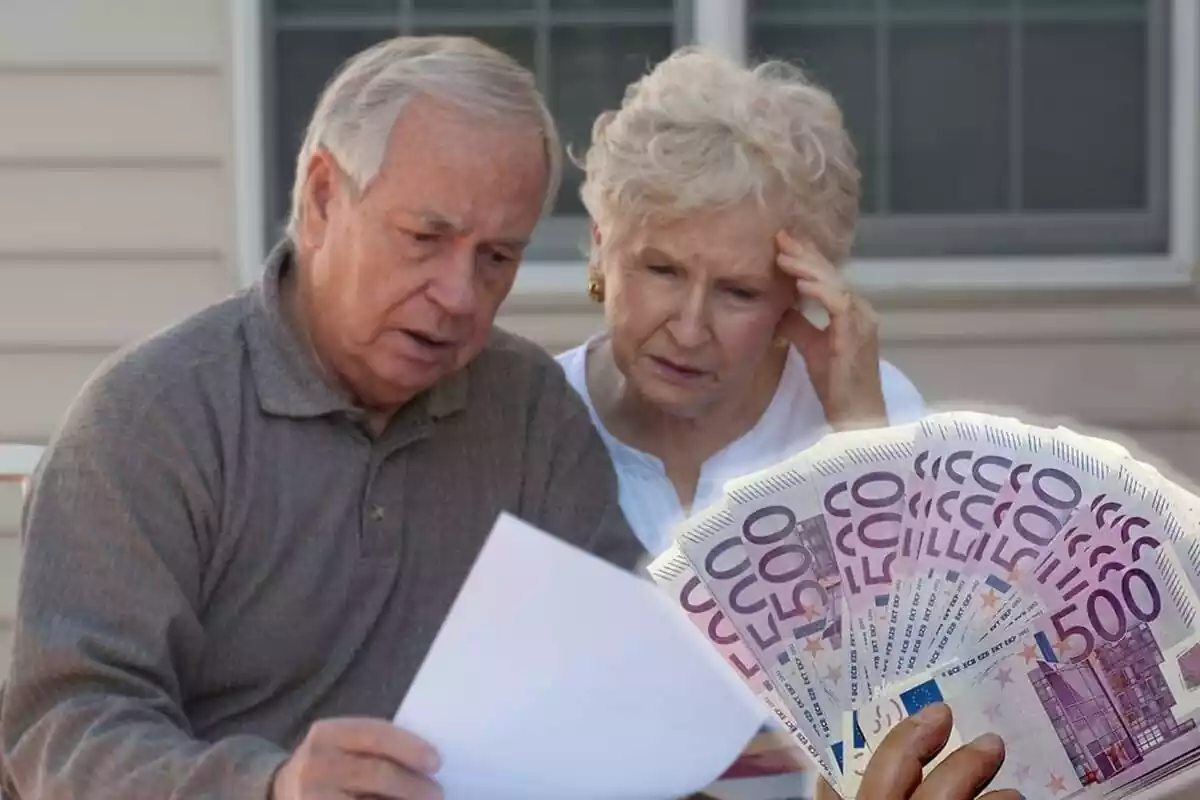 Dos jubilats revisen un document, amb diversos bitllets de fons