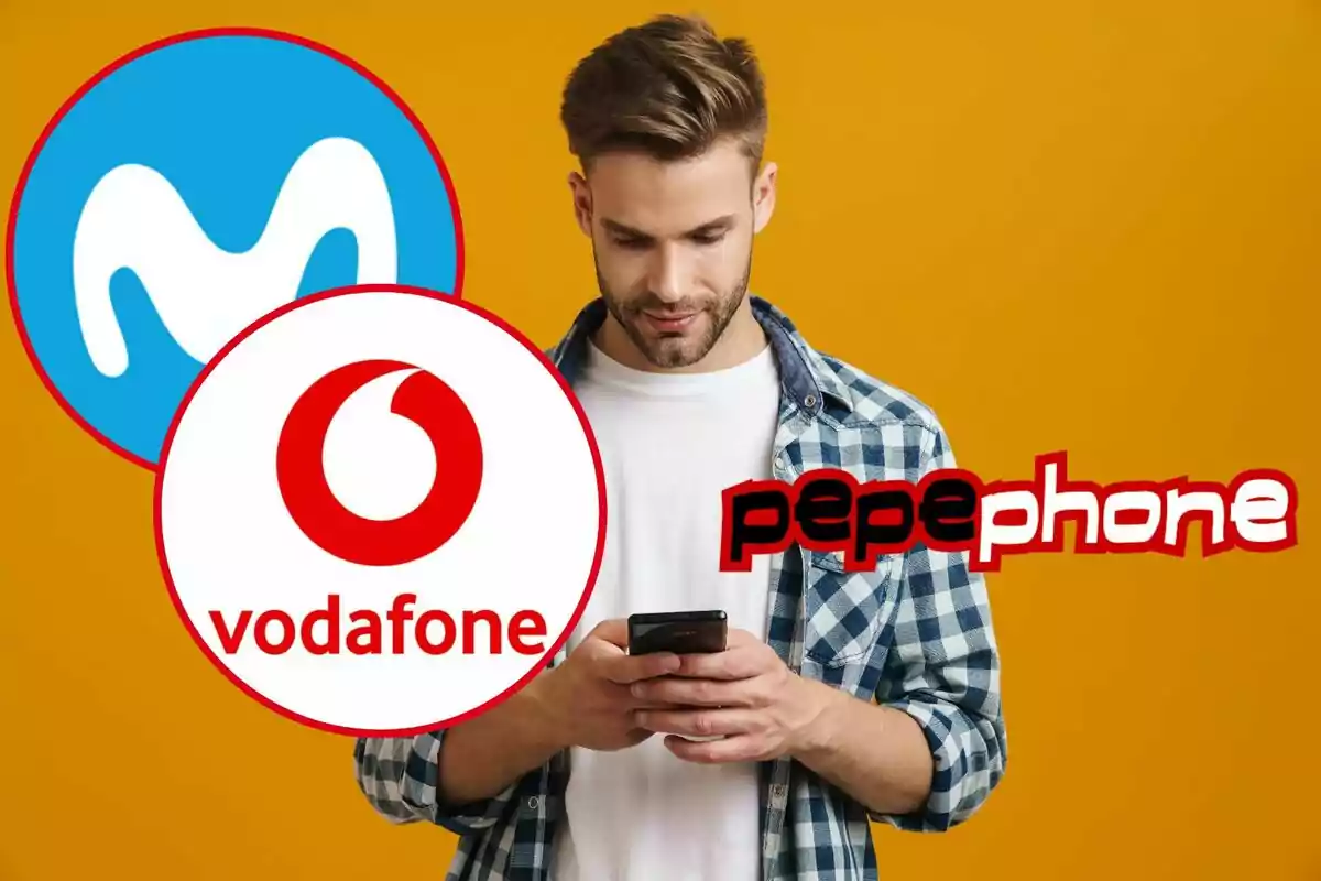 Home mirant el telèfon mòbil amb logotips de Movistar, Vodafone i Pepephone sobre un fons taronja.