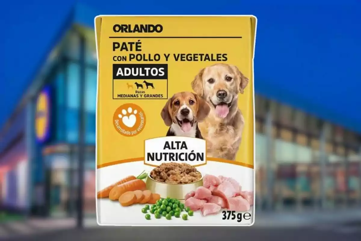 Envàs de paté per a gossos adults de races mitjanes i grans amb pollastre i vegetals de la marca Orlando, amb imatges de dos gossos i menjar. Envàs de paté per a gossos adults de races mitjanes i grans amb pollastre i vegetals de la marca Orlando, amb imatges de dos gossos i menjar.