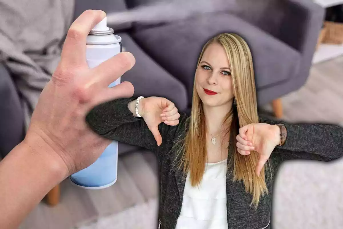 Muntatge d'una persona polvoritzant un ambientador al menjador de casa seva i una noia amb els polzes cap avall