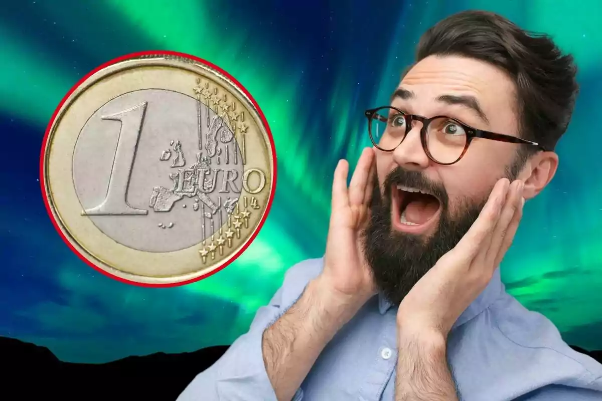 Un home amb barba i ulleres mostra una expressió de sorpresa mentre observa una moneda d?un euro sobre un fons d?aurores boreals.