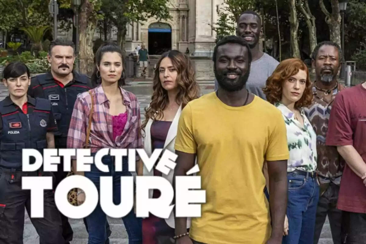 Un grup de persones de peu a l'aire lliure amb el títol "Detective Touré" a la part inferior de la imatge.