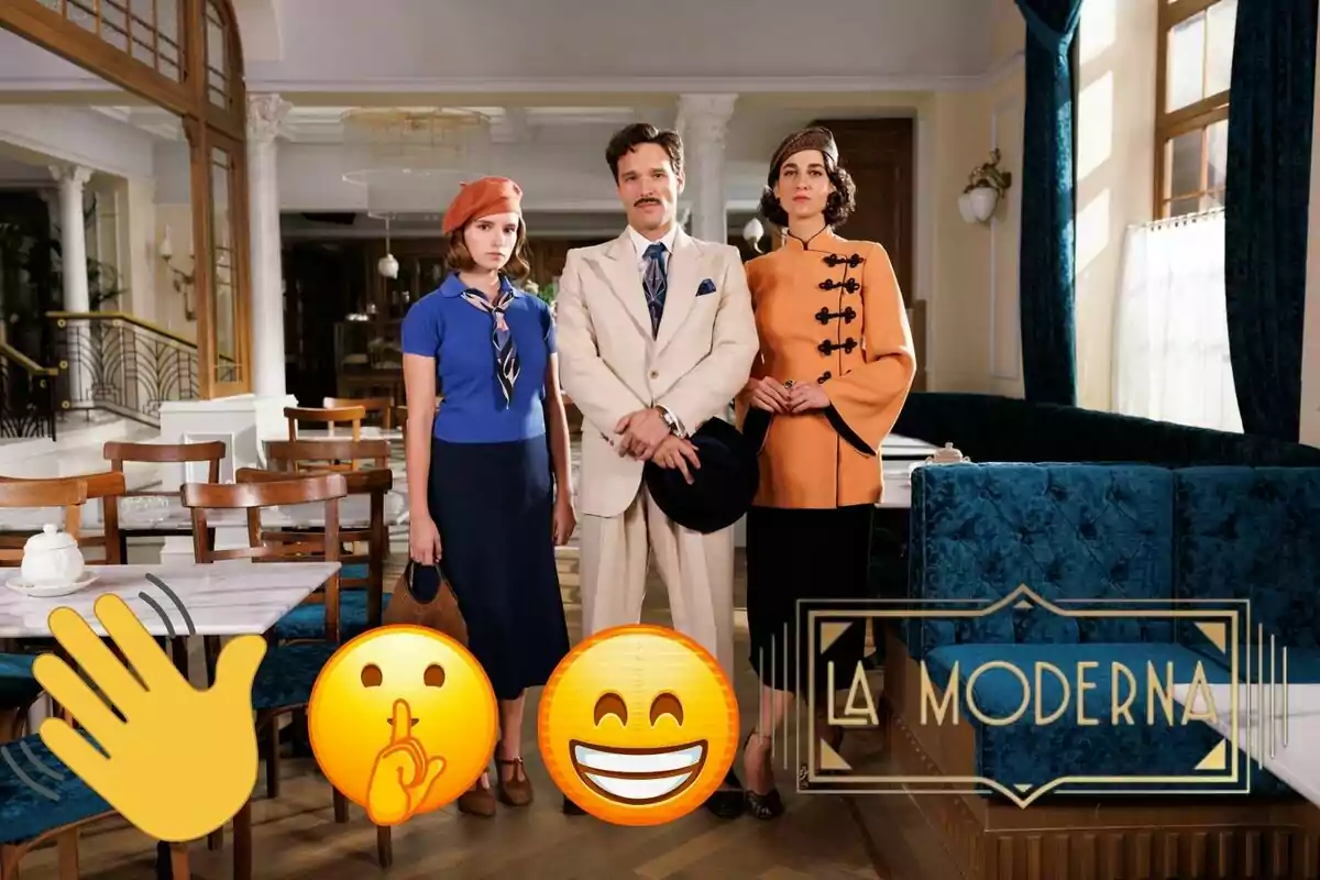 Tres personatges de 'La Moderna' posen en un saló elegant amb decoració d'estil clàssic, acompanyades d'emojis i el text "La Moderna".