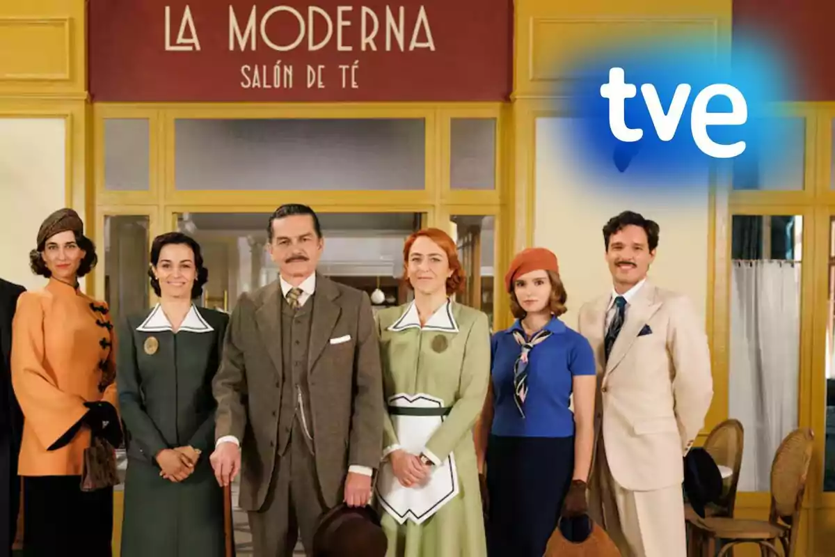 Els personatges de la sèrie vestides amb roba d'època posen davant d'un saló de te anomenat "La Moderna" amb el logotip de TVE a la cantonada superior dreta.