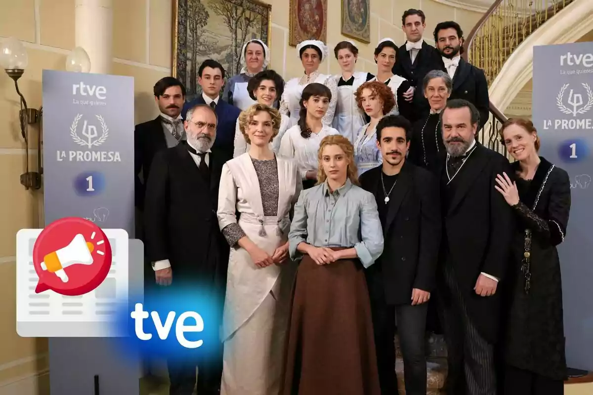 Un grup de persones posant en un set de televisió amb vestimenta d'època, al costat d'un cartell que diu “La Promesa” de RTVE.