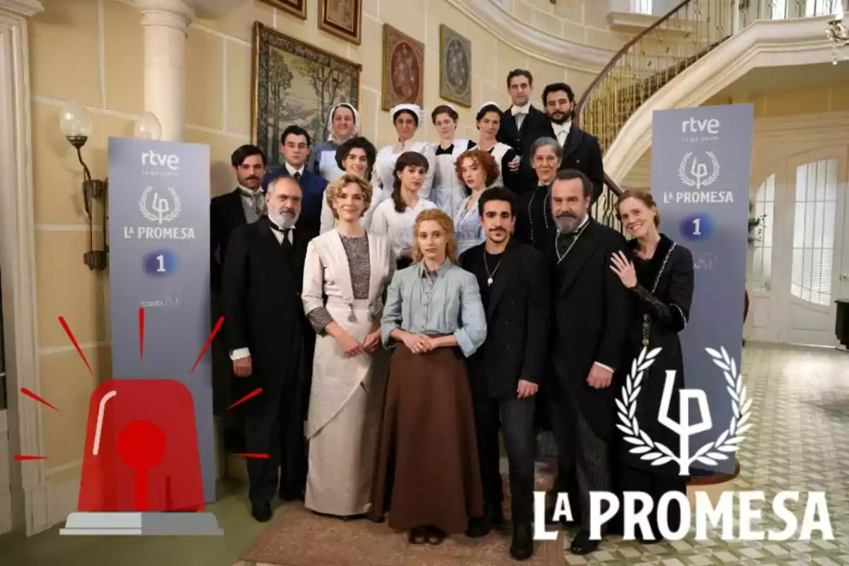 Els personatges de 'La Promesa' posant en un set de filmació amb el logotip de "La Promesa" de RTVE.