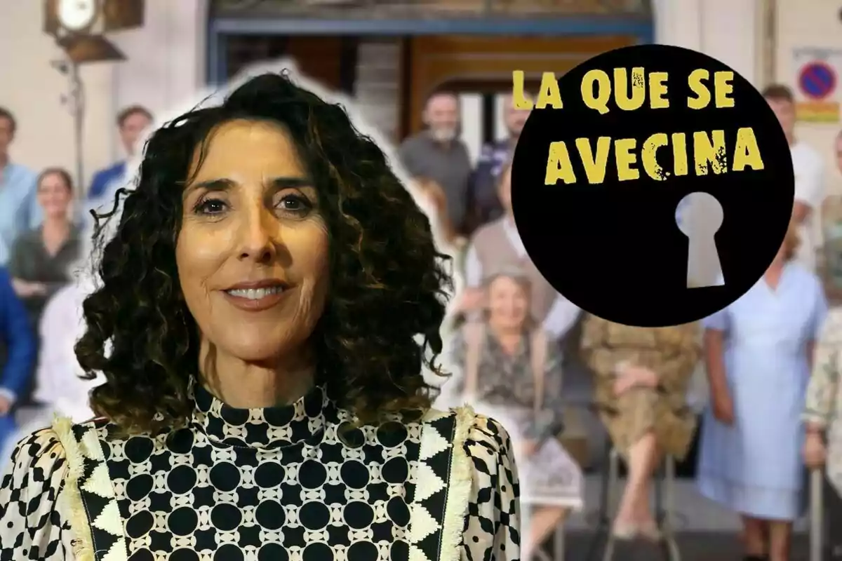 Pau Padilla somrient amb cabell arrissat davant d'un grup de persones desenfocades i un logotip que diu "La Que S'Avecina".