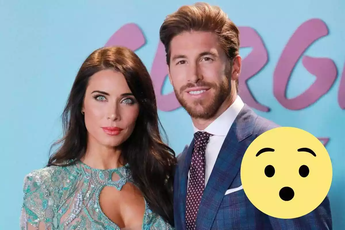 Muntatge amb Pilar Rubio amb rostre neutre amb un vestit blau, Sergio Ramos somrient amb vestit blau i corbata vermella i blanca i un emoji de sorpresa