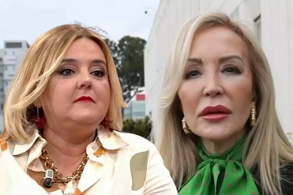 Pilar Vidal i Carmen Lomana posen per a la càmera, Pilar amb una brusa blanca i collaret daurat, i Carmen amb una brusa verda i pendents daurats.