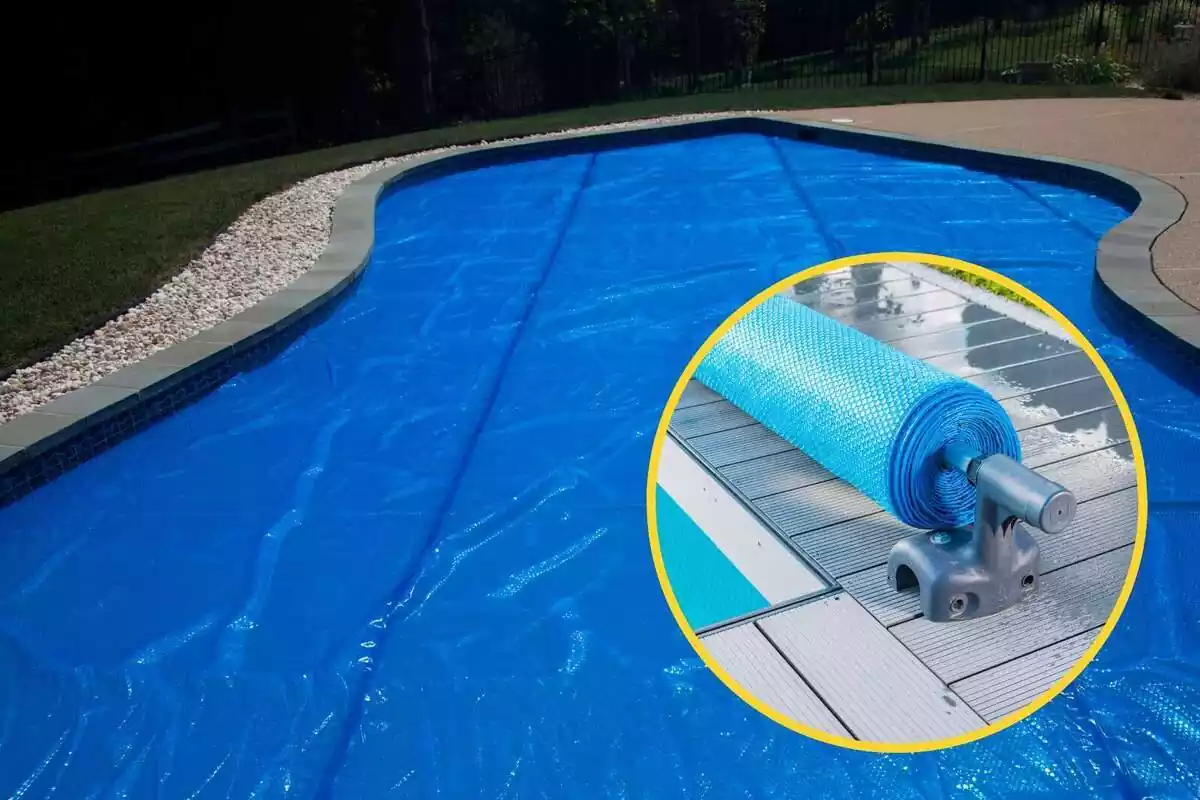 Muntatge amb una piscina exterior coberta amb una lona i un cercle amb una coberta solar per a piscina plegada