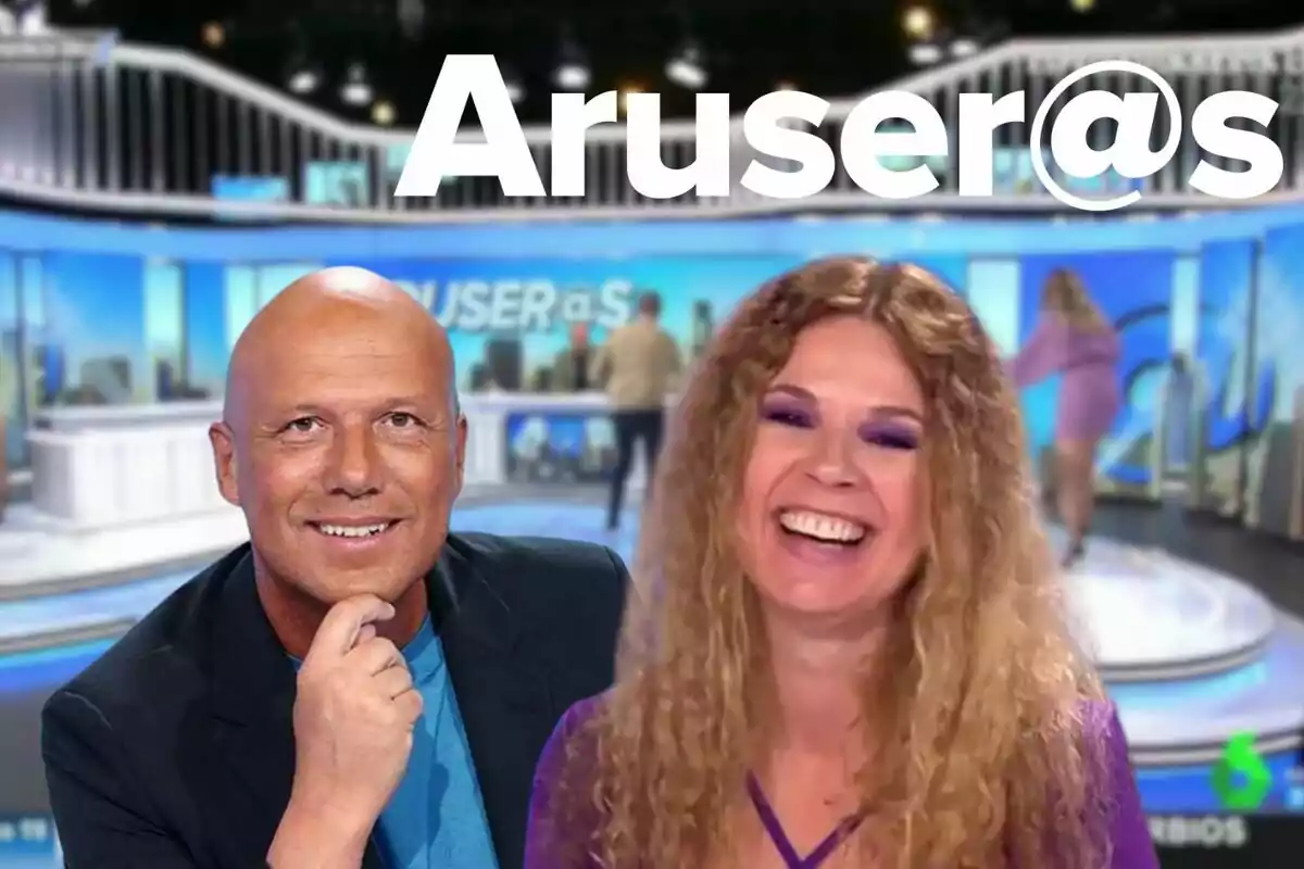 Alfonso Arús i Angie Cárdenas somrients en un set de televisió amb el logo "Aruser@s" al fons.