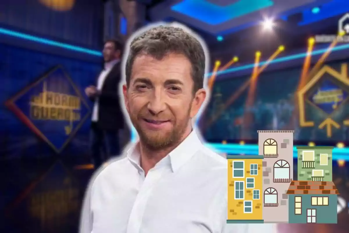 Muntatge del plató d''El Hormiguero', Pablo Motos somrient amb una camisa blanca i unes cases