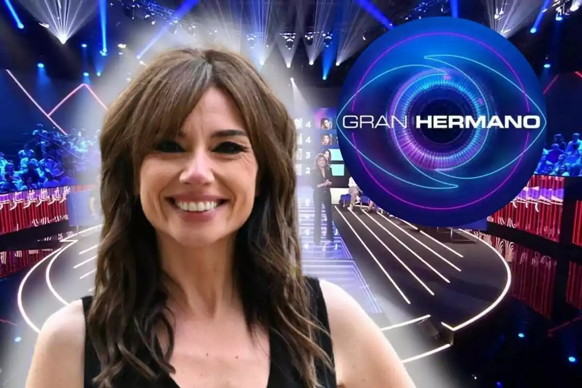 Marta Flich somrient en primer pla amb el logotip de "Gran Hermano" i un escenari il·luminat de fons.