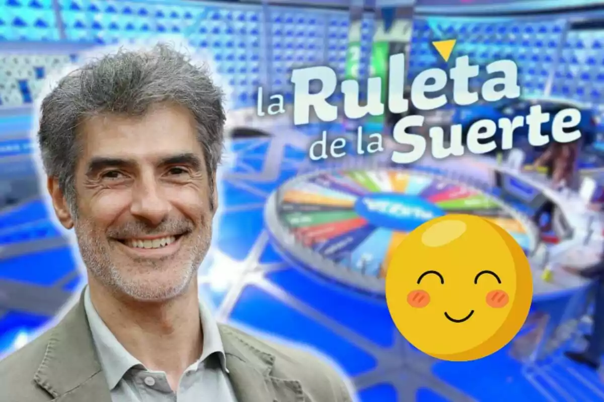 Jorge Fernández somrient davant d'un fons del programa "La Ruleta de la Suerte" amb un emoji somrient superposat.