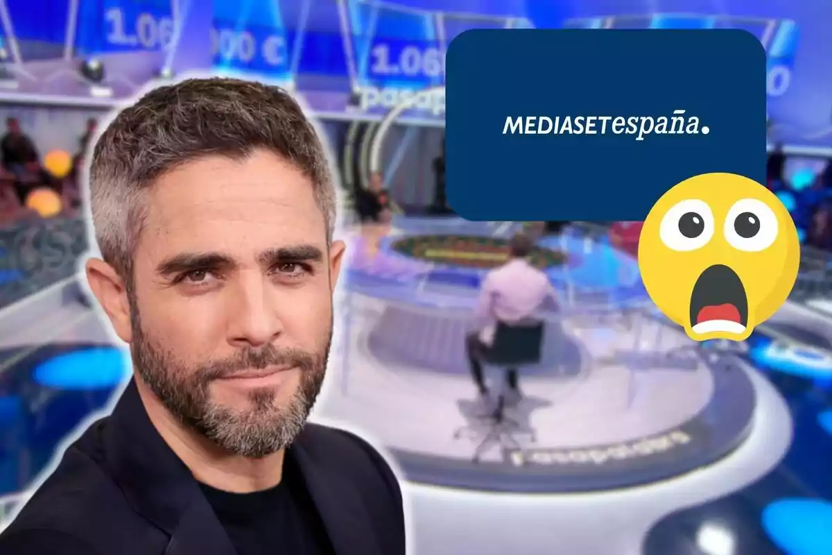 Muntatge del plató de 'Pasapalabra', Roberto Leal somrient en un vestit negre, el logo de Mediaset i un emoji de sorpresa