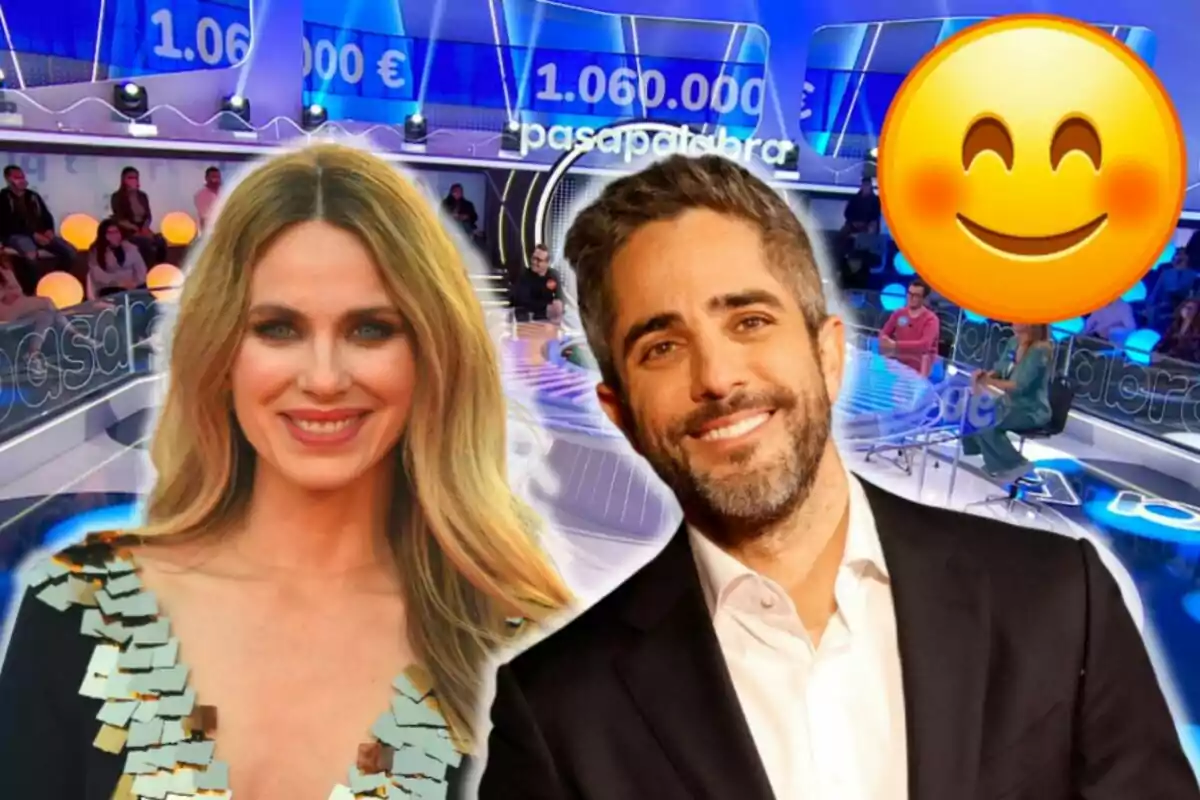 Vanesa Romero i Roberto Leal somrients en primer pla amb un fons d'un programa de televisió anomenat "Pasapalabra" i un emoji somrient.