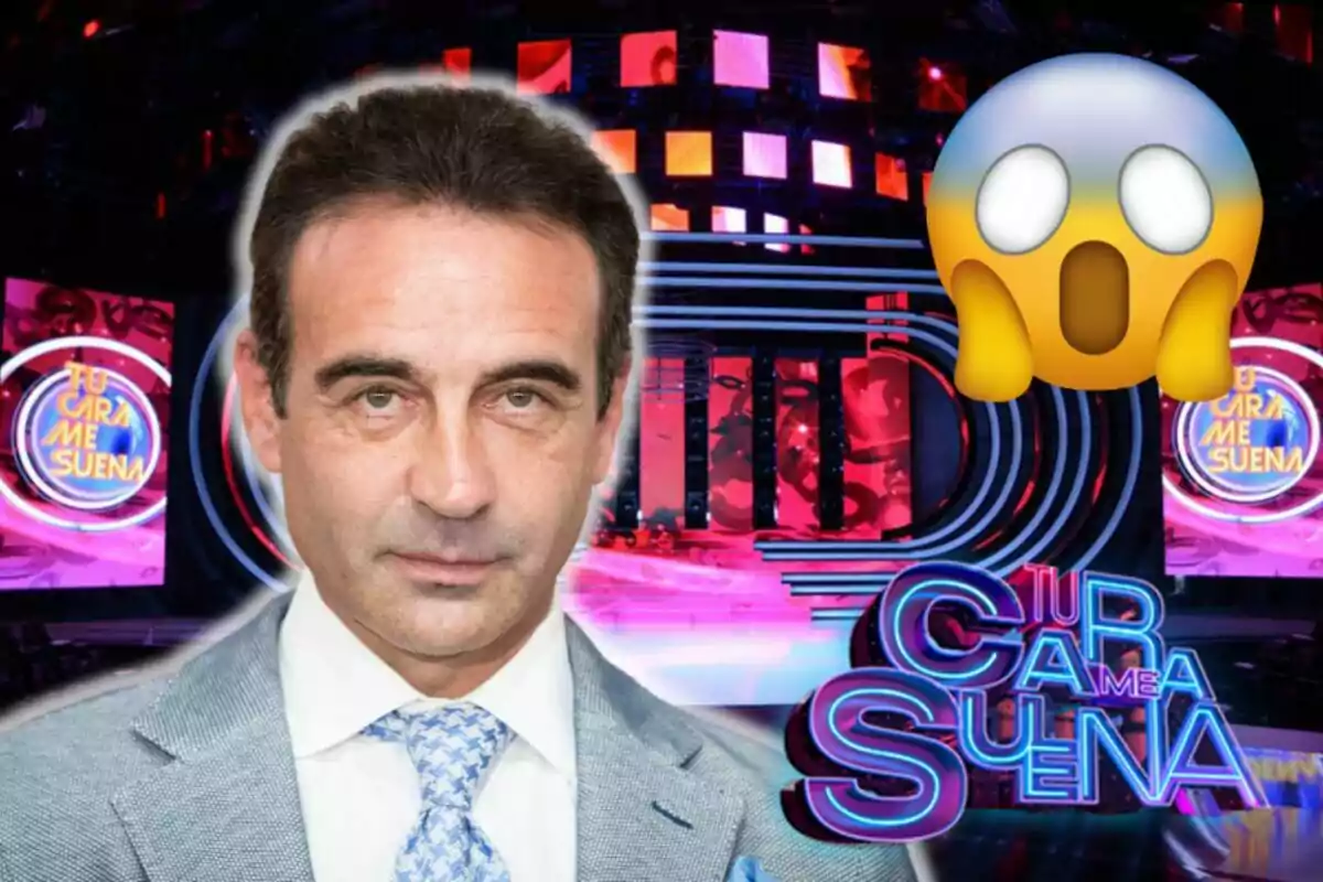 Muntatge d'Enrique Ponce amb vestit i corbata davant d'un escenari colorit amb el logotip del programa "Tu Cara Me Suena" i un emoji de sorpresa.