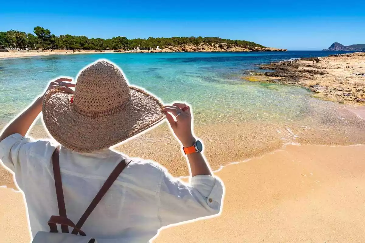 Muntatge amb una platja d´aigües cristal·lines a Espanya i una turista d´esquena amb un barret