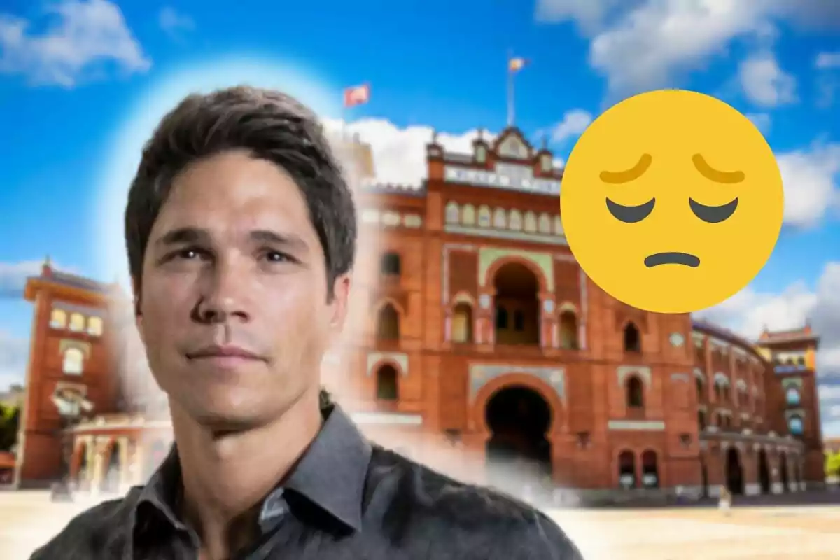 Pablo Castellano de cabell fosc apareix davant d'un edifici d'arquitectura clàssica amb un emoji d'expressió trista superposada.