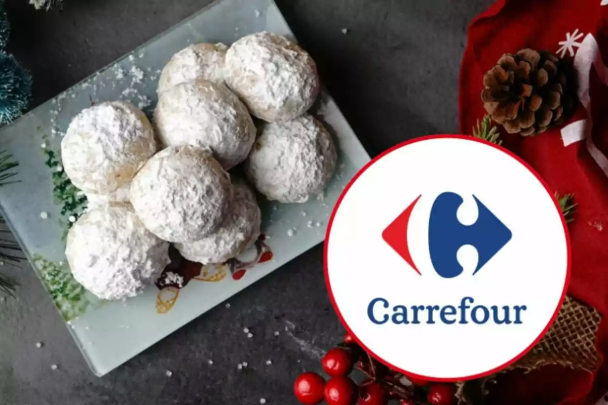 Un plato de galletas espolvoreadas con azúcar glas junto al logo de Carrefour.