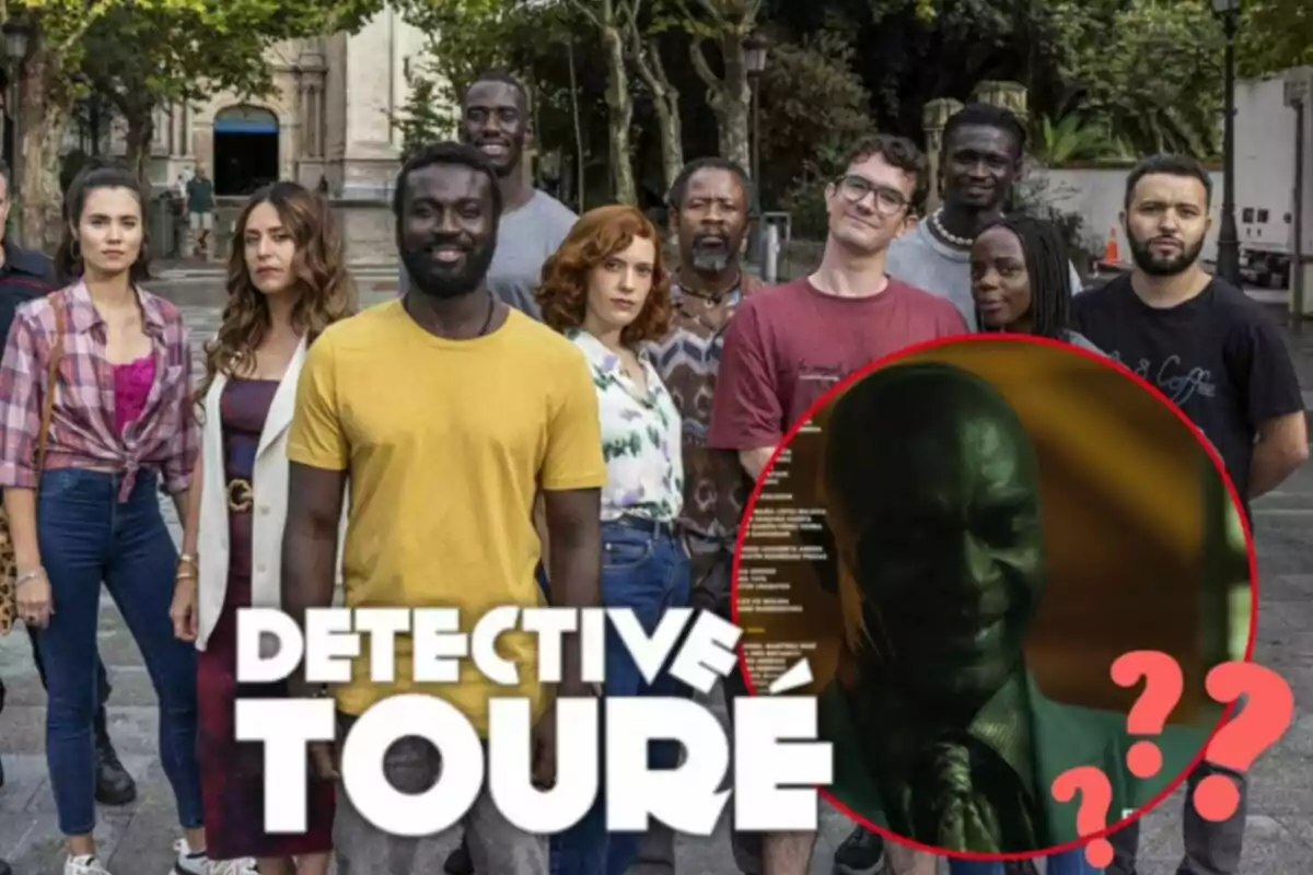 Un grup de persones posant a l'aire lliure amb el text "Detective Touré" a la part inferior i un cercle vermell amb signes d'interrogació a la cantonada inferior dreta.