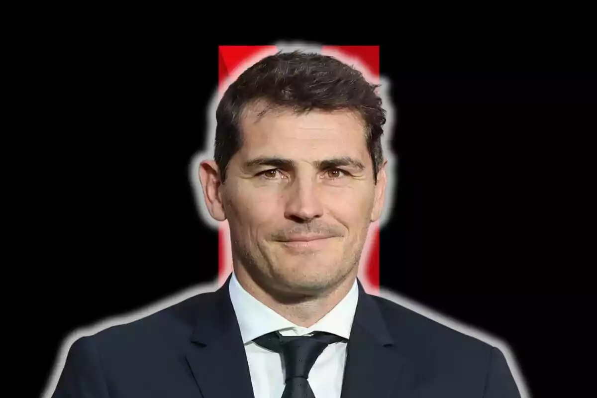 Iker Casillas amb vestit i corbata, amb fons negre i un rectangle vermell darrere del cap.