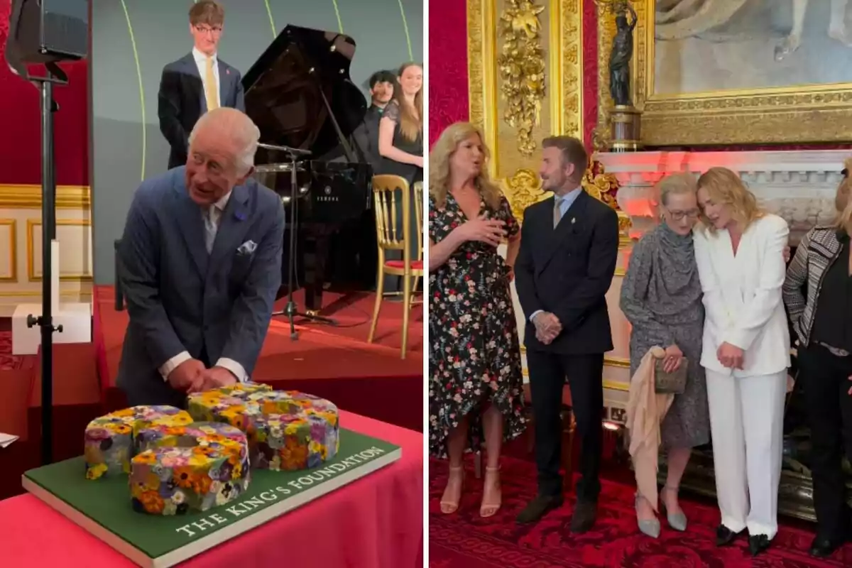 Carles III amb vestit talla un pastís decorat amb flors mentre diverses persones l’observen i, a l’altra banda de la imatge, un grup de persones elegantment vestides conversa en una sala decorada amb detalls daurats i una gran pintura al fons.
