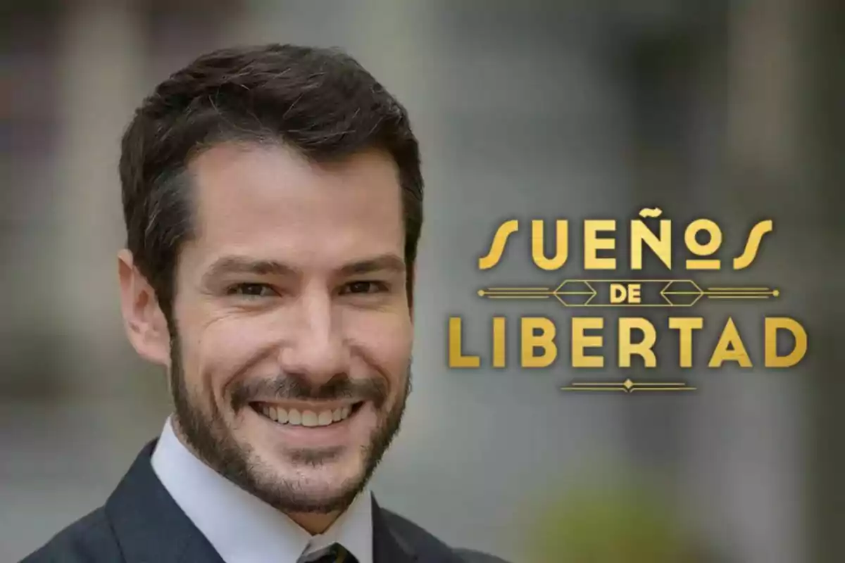 Alejandro Albarracín somrient amb el text "Sueños de Libertad" al costat.