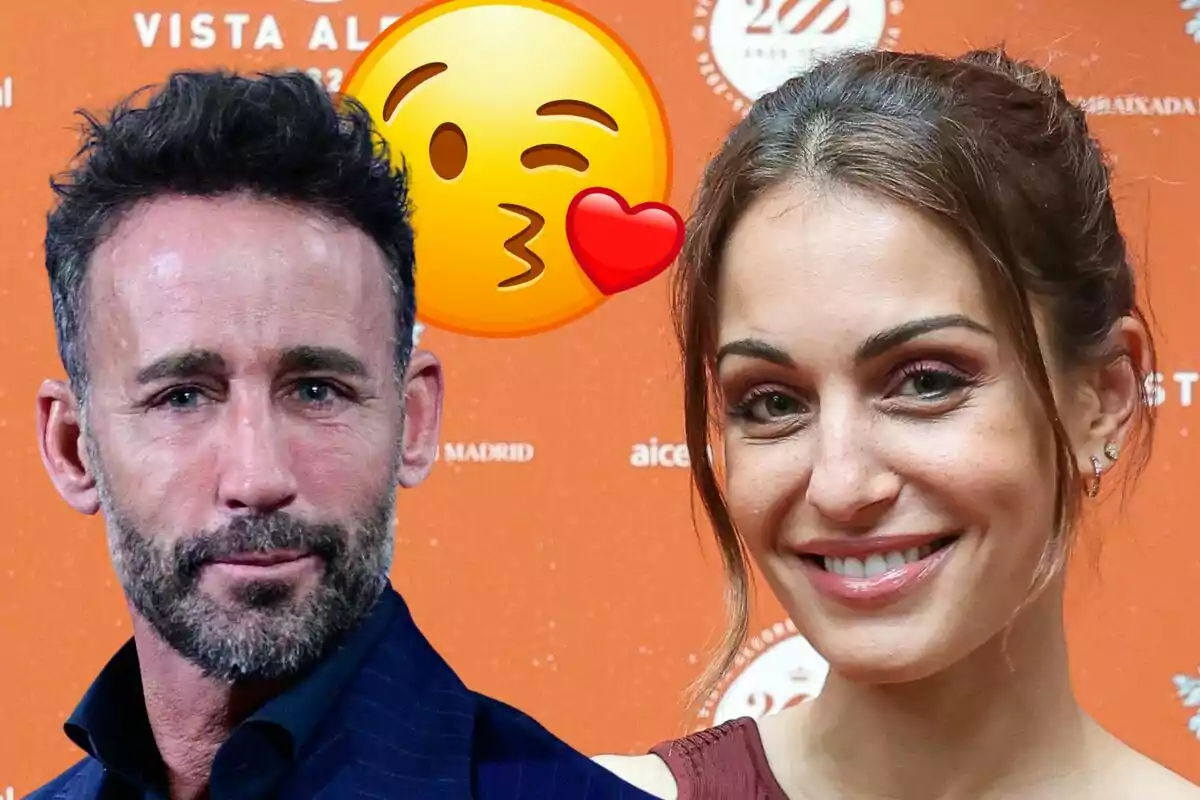 Álvaro Muñoz Escassi i Hiba Abouk posen davant un fons taronja amb un emoji de petó amb cor superposat.