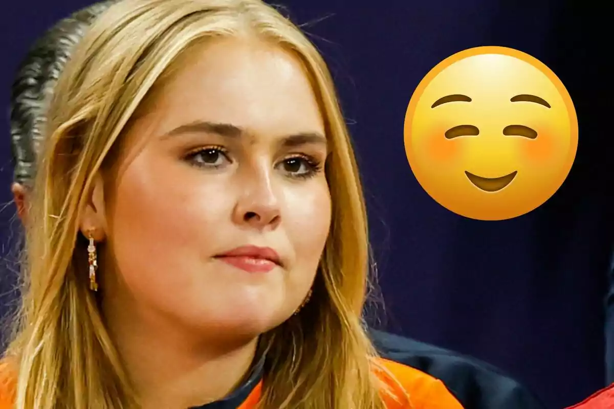 Amalia de Holanda con expresión neutral junto a un emoji sonriente.