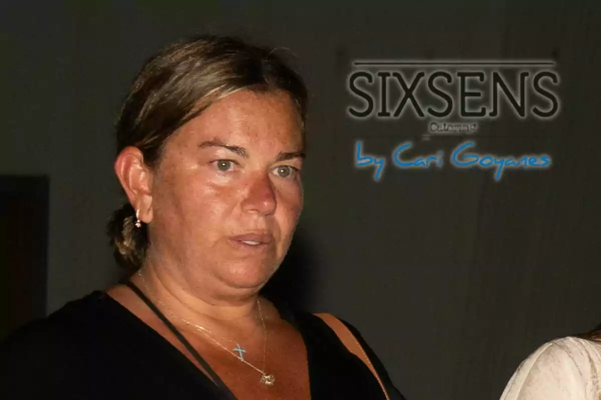 Caritina Goyanes amb cabell recollit i expressió seriosa, amb un logotip de "SIXSENS Catering by Cari Goyanes" al fons.