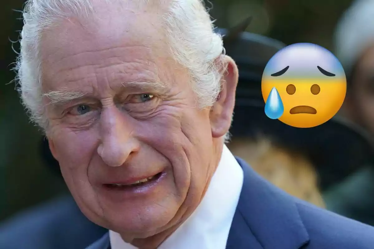Carles III amb expressió preocupada i un emoji de cara trista amb una gota de suor al costat