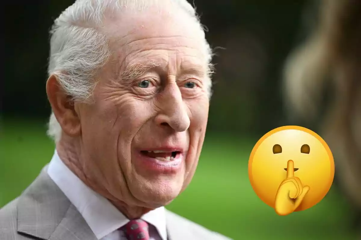 Carles III amb vestit somriu mentre un emoji de silenci apareix al seu costat.