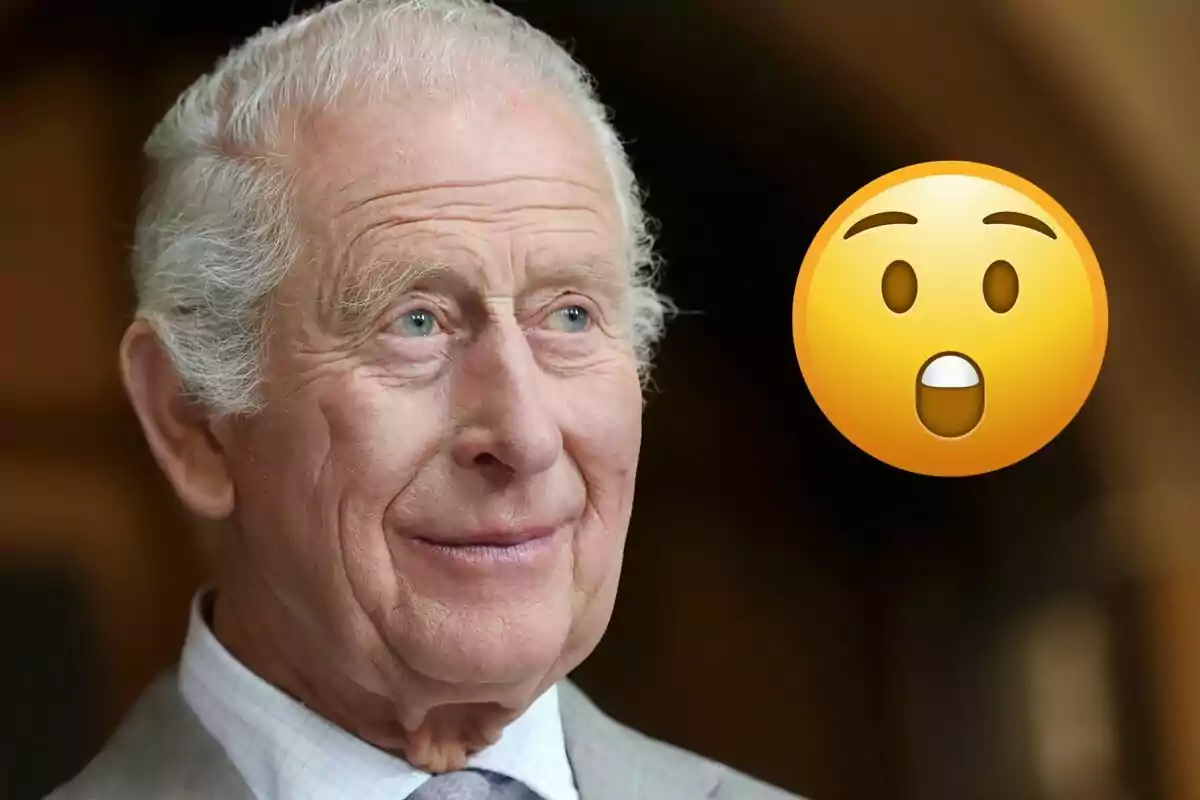 Montaje con un primer plano de Carlos III sonriendo en traje gris y un emoji de sorpresa