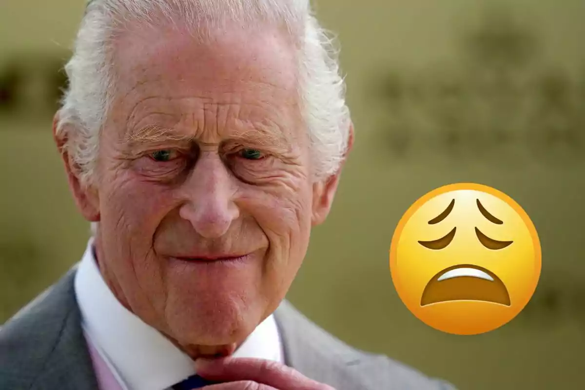 Carles III amb expressió seriosa, acompanyat d'un emoji de cara cansada.