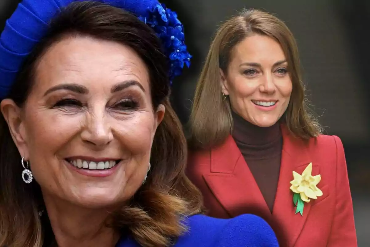 Carole i Kate Middleton somrients, una en primer pla amb un barret blau i l’altra al fons amb un abric vermell i una flor groga a la solapa.