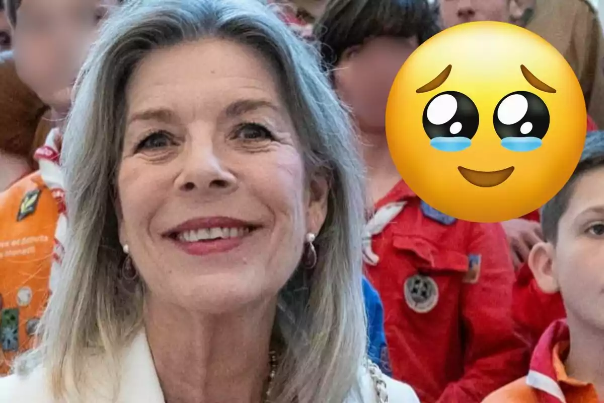 Carolina de Mònaco somrient amb cabell canós està envoltada de persones amb uniformes acolorits i un emoji de cara emocionada està superposat a la imatge.