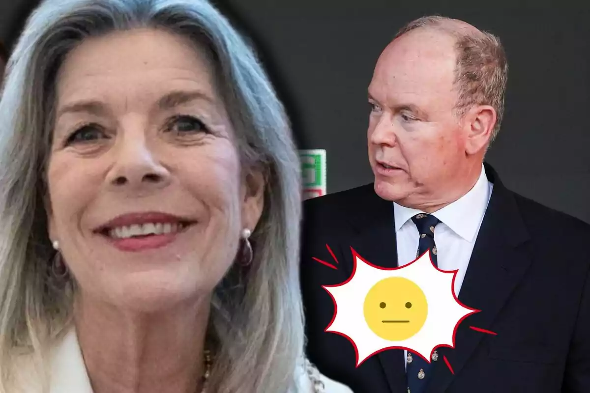 Carolina de Mònaco somriu en primer pla mentre Albert de Mònaco amb vestit l’observa al fons, amb un emoji de cara neutral entre ells.