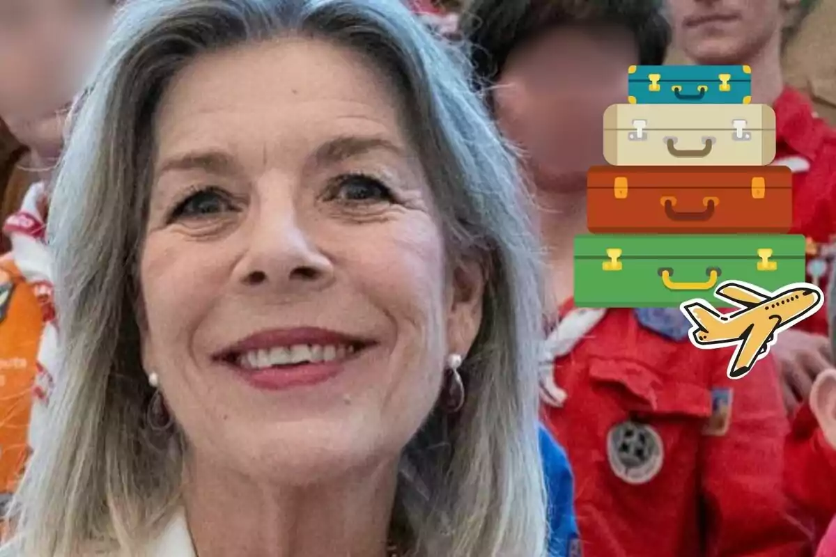 Carolina de Mònaco somrient amb cabell canós està en primer pla, mentre que al fons hi ha persones amb roba acolorida i un gràfic de maletes apilades i un avió.