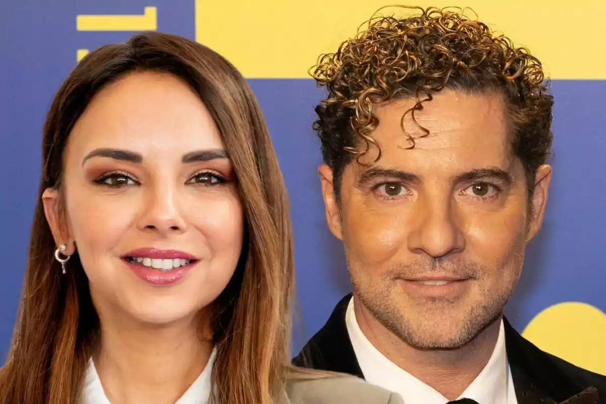 Chenoa i David Bisbal posant juntes davant d'un fons blau i groc.