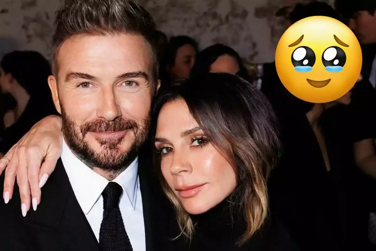David i Victoria Beckham posant junts en un esdeveniment amb un emoji de ulls plorosos a la cantonada superior dreta.