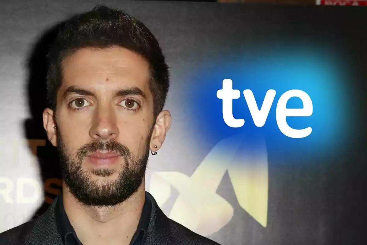 David Broncano amb barba i cabell curt davant d'un fons fosc amb el logotip de "tve" a la cantonada dreta.