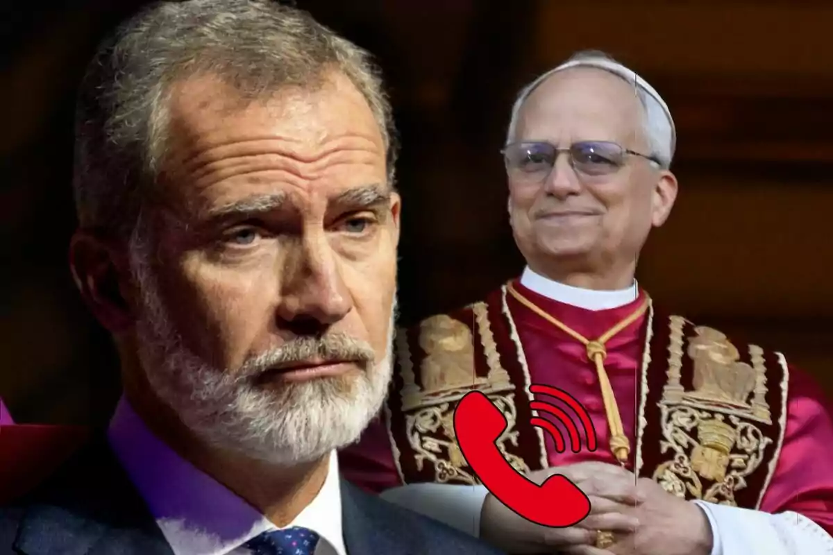 Felip VI amb expressió seriosa en primer pla i el Papa Lleó XIV amb vestimenta cerimonial al fons, al costat d’una icona de telèfon vermell.