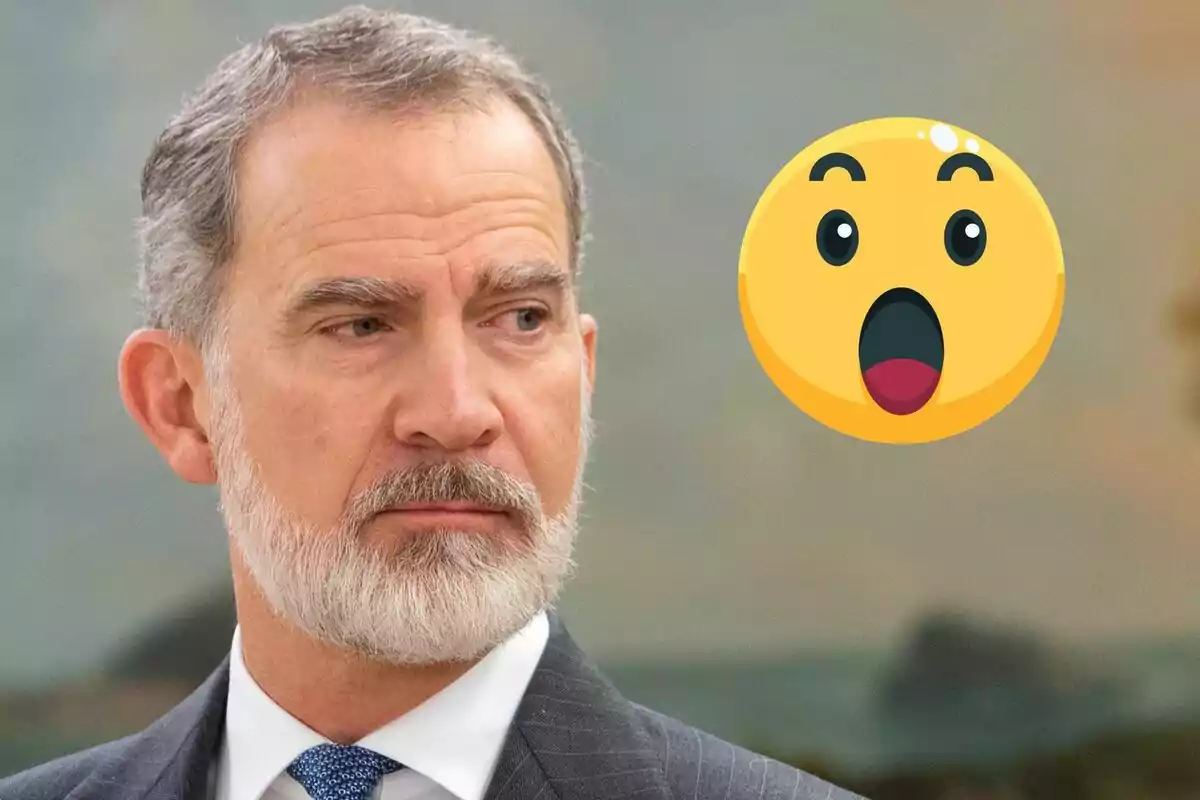 Felip VI amb vestit mira cap a un costat mentre un emoji sorprès flota al seu costat.