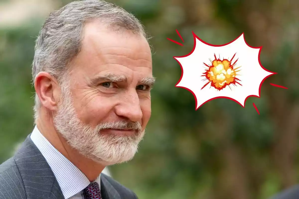 Felip VI amb vestit i corbata somriu mentre al seu costat apareix una il·lustració d’explosió d’estil còmic
