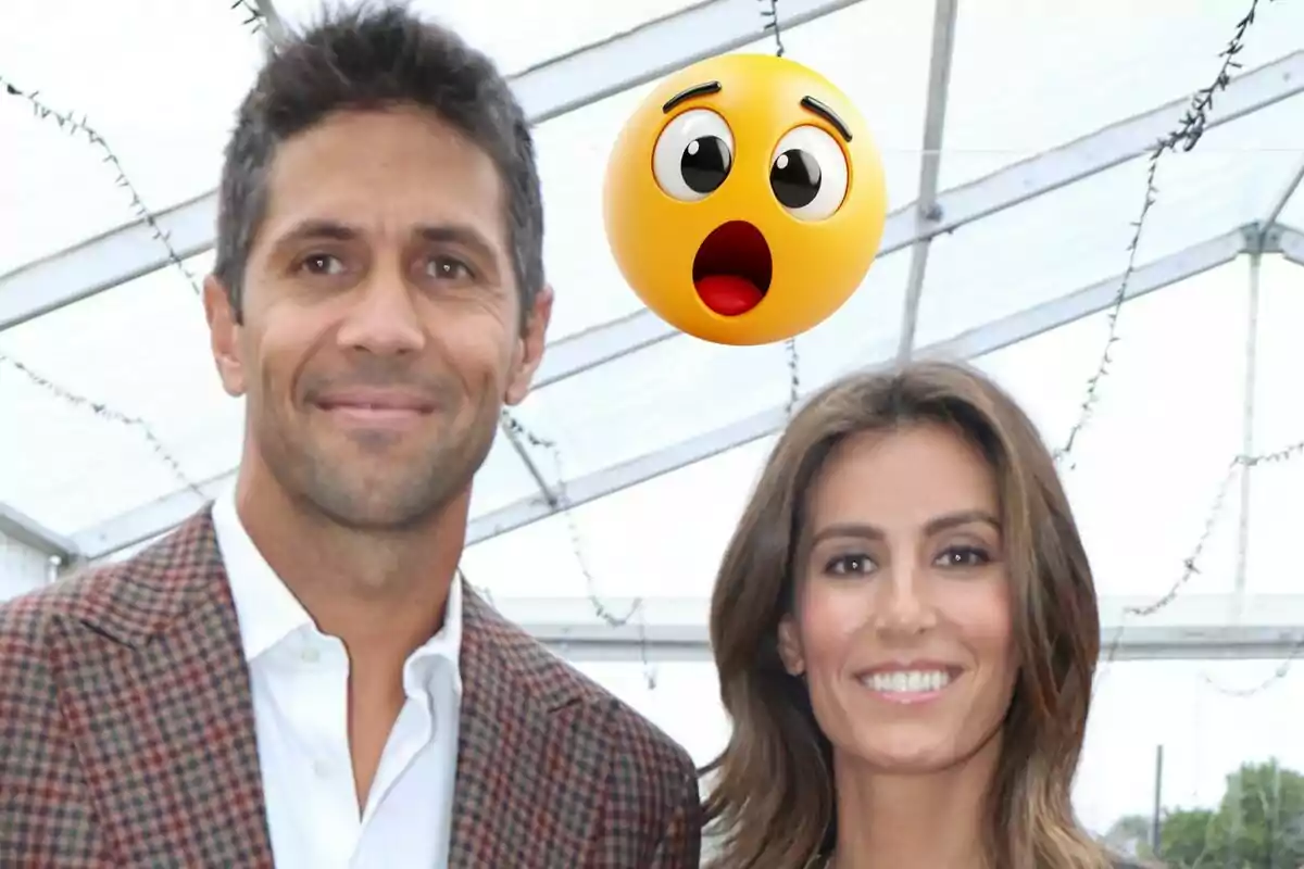 Fernando Verdasco i Ana Boyer somrient posant sota un sostre transparent amb un emoji sorprès flotant sobre ells.
