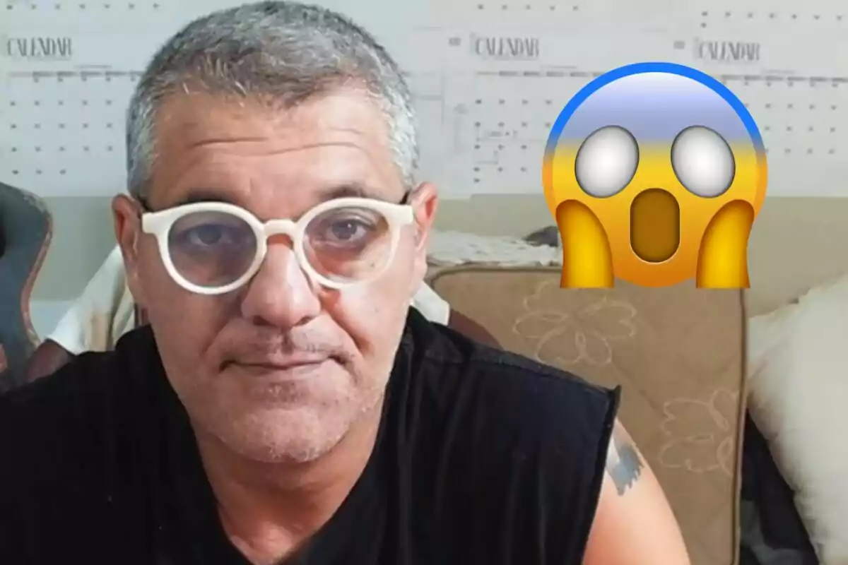 Frank Cuesta amb ulleres blanques i expressió neutral està assegut davant d'un fons amb calendaris, acompanyat d'un emoji sorprès.